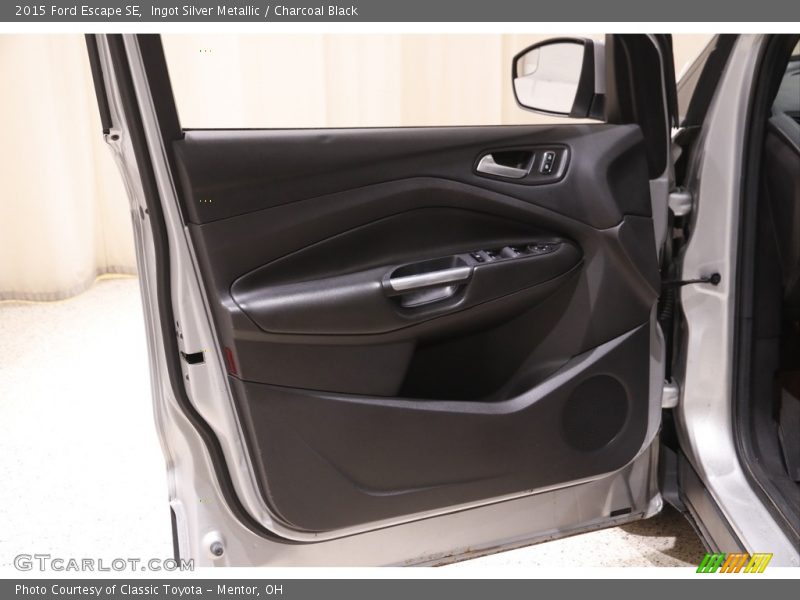 Ingot Silver Metallic / Charcoal Black 2015 Ford Escape SE