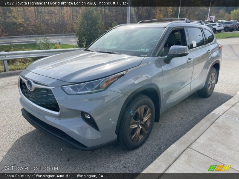 Front 3/4 View of 2022 Highlander Hybrid Bronze Edition AWD
