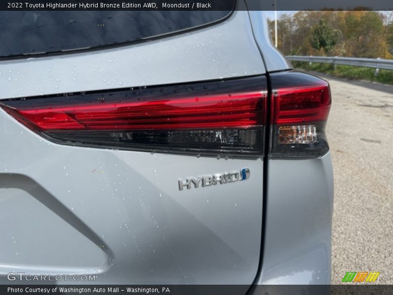 Moondust / Black 2022 Toyota Highlander Hybrid Bronze Edition AWD