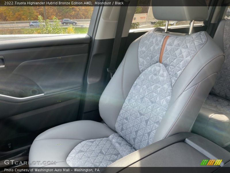 Front Seat of 2022 Highlander Hybrid Bronze Edition AWD