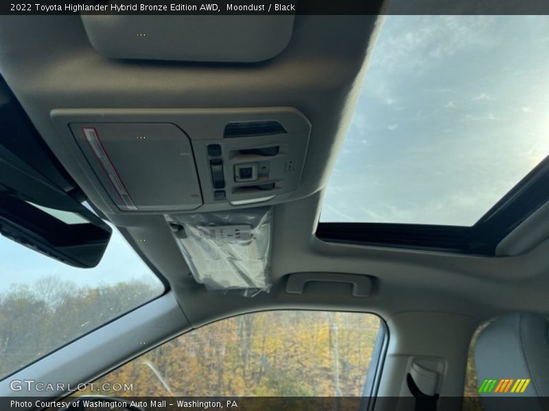 Moondust / Black 2022 Toyota Highlander Hybrid Bronze Edition AWD