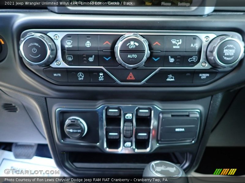 Controls of 2021 Wrangler Unlimited Willys 4x4
