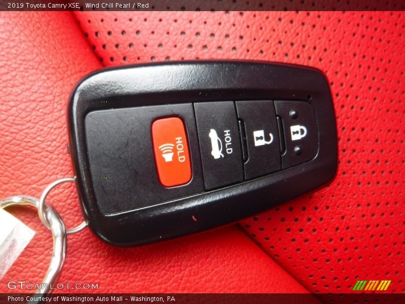 Wind Chill Pearl / Red 2019 Toyota Camry XSE