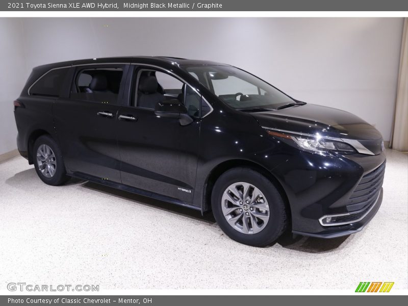 Front 3/4 View of 2021 Sienna XLE AWD Hybrid