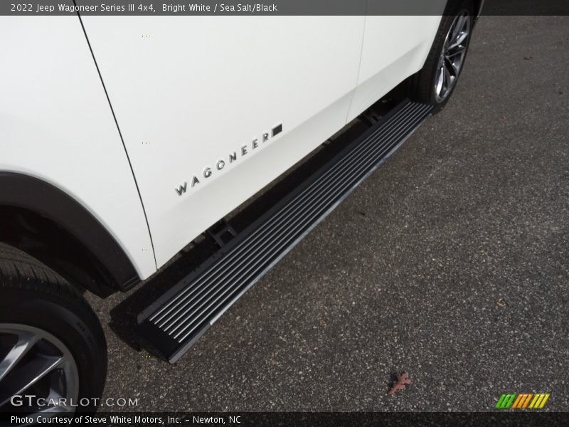 Bright White / Sea Salt/Black 2022 Jeep Wagoneer Series III 4x4