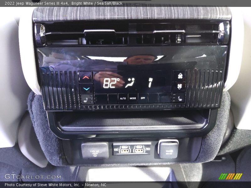 Bright White / Sea Salt/Black 2022 Jeep Wagoneer Series III 4x4