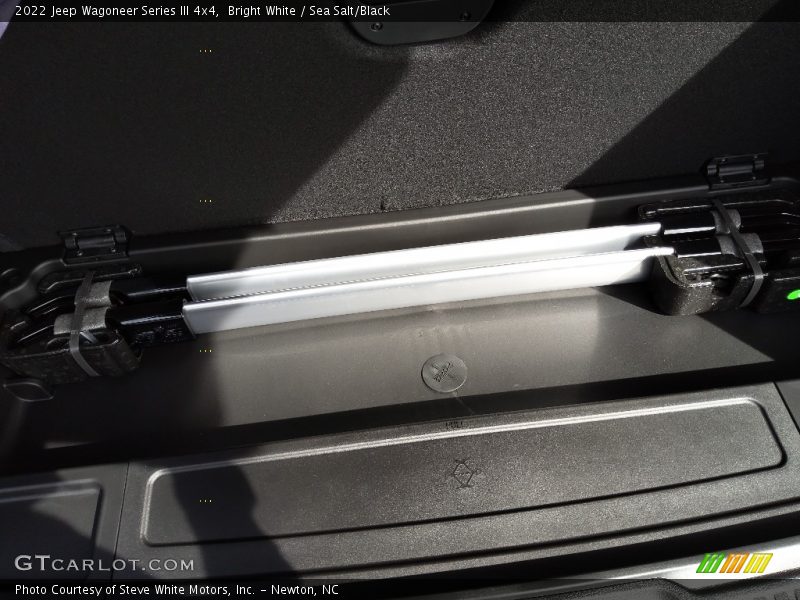 Bright White / Sea Salt/Black 2022 Jeep Wagoneer Series III 4x4