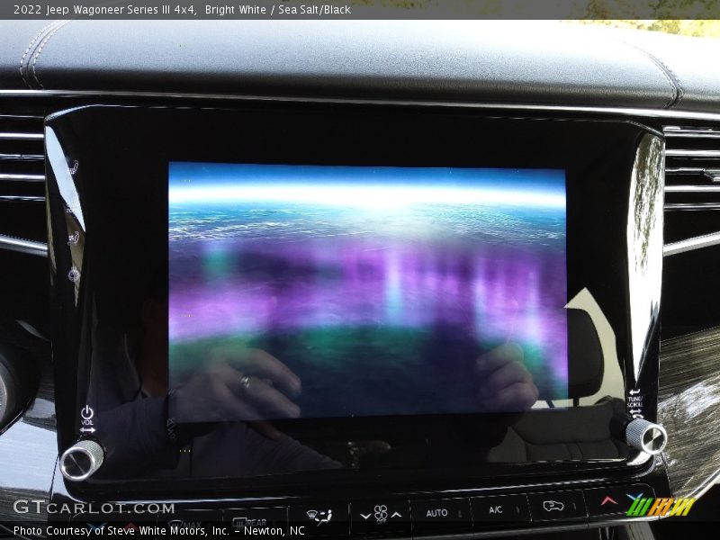 Bright White / Sea Salt/Black 2022 Jeep Wagoneer Series III 4x4