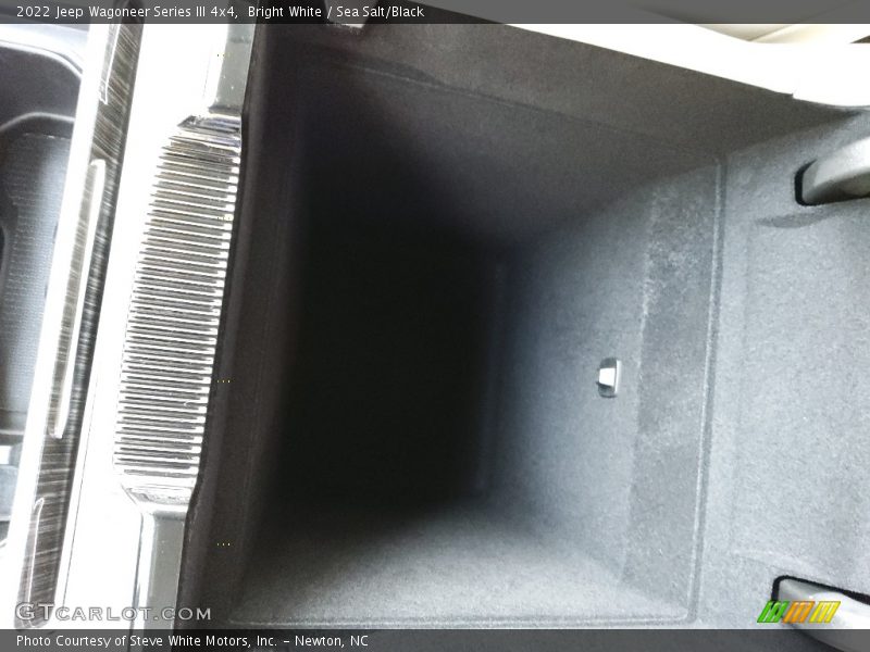 Bright White / Sea Salt/Black 2022 Jeep Wagoneer Series III 4x4