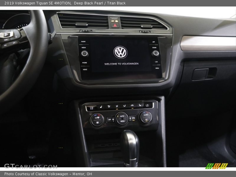 Deep Black Pearl / Titan Black 2019 Volkswagen Tiguan SE 4MOTION
