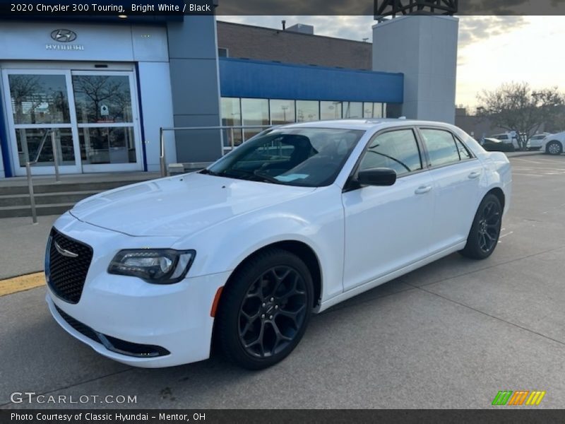 Bright White / Black 2020 Chrysler 300 Touring