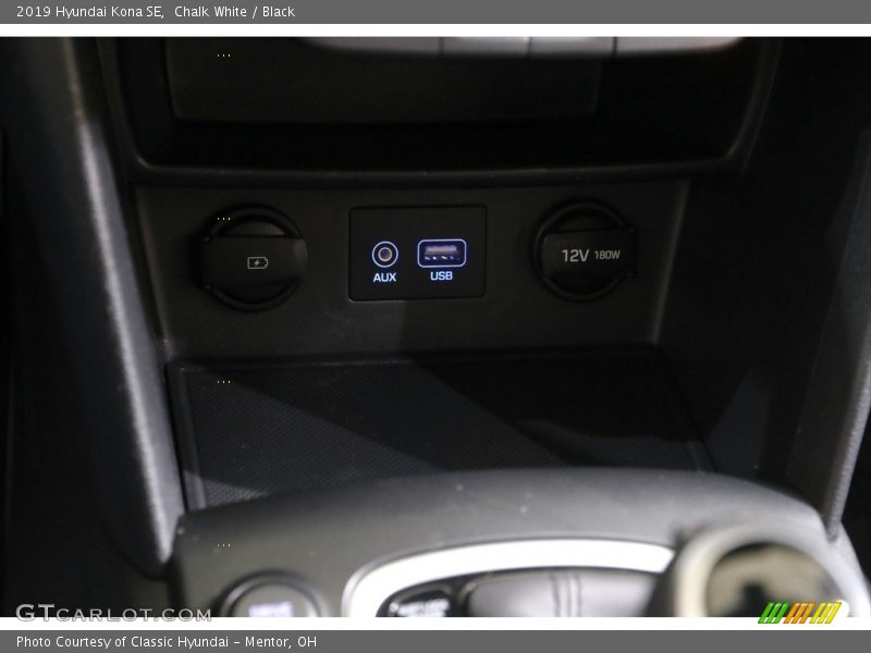Chalk White / Black 2019 Hyundai Kona SE