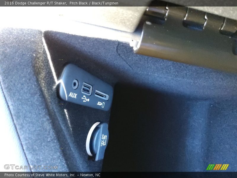 Pitch Black / Black/Tungsten 2016 Dodge Challenger R/T Shaker