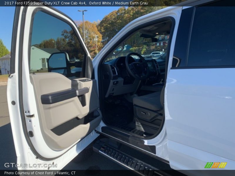 Oxford White / Medium Earth Gray 2017 Ford F350 Super Duty XLT Crew Cab 4x4