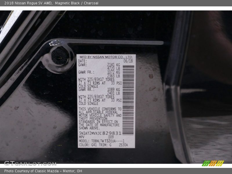 Magnetic Black / Charcoal 2018 Nissan Rogue SV AWD