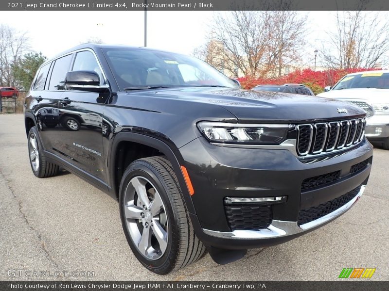 Front 3/4 View of 2021 Grand Cherokee L Limited 4x4