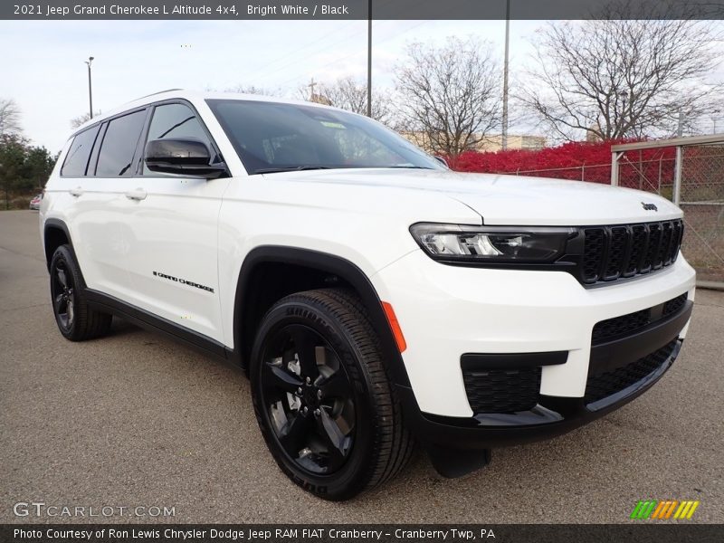 Front 3/4 View of 2021 Grand Cherokee L Altitude 4x4