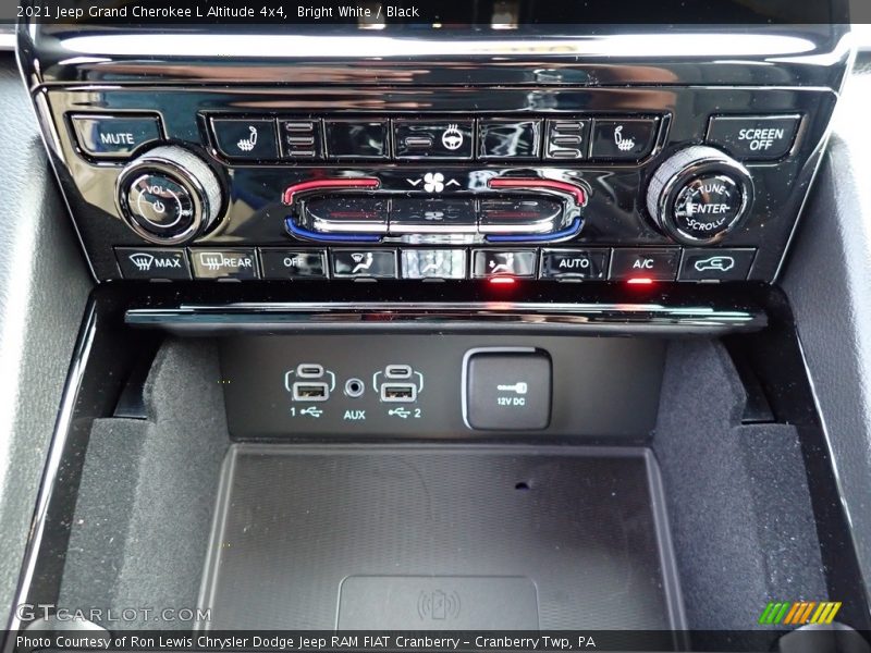 Controls of 2021 Grand Cherokee L Altitude 4x4