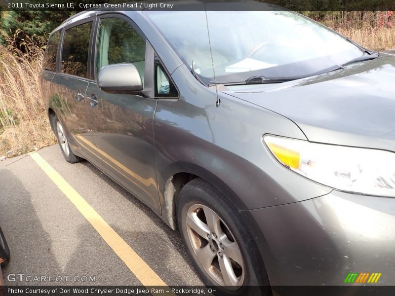 Cypress Green Pearl / Light Gray 2011 Toyota Sienna LE