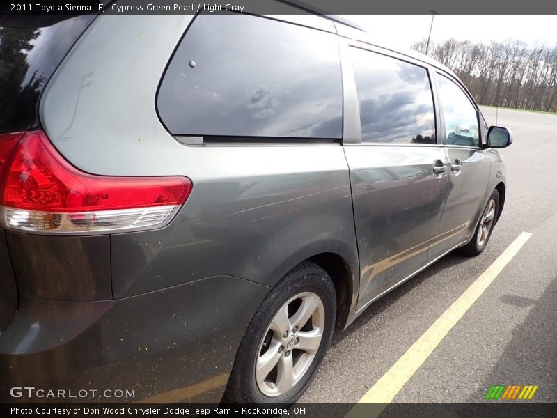 Cypress Green Pearl / Light Gray 2011 Toyota Sienna LE