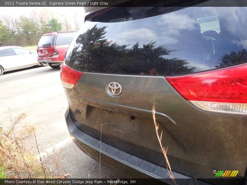Cypress Green Pearl / Light Gray 2011 Toyota Sienna LE