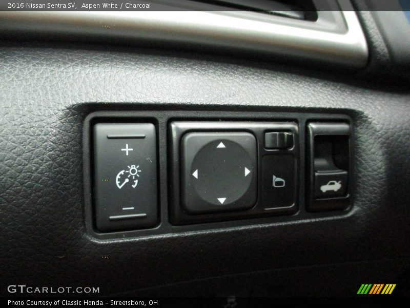 Aspen White / Charcoal 2016 Nissan Sentra SV