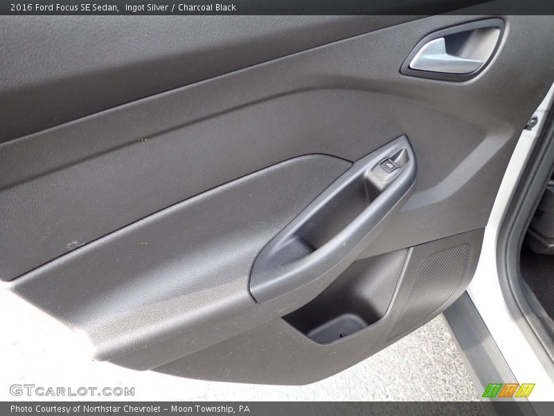 Ingot Silver / Charcoal Black 2016 Ford Focus SE Sedan
