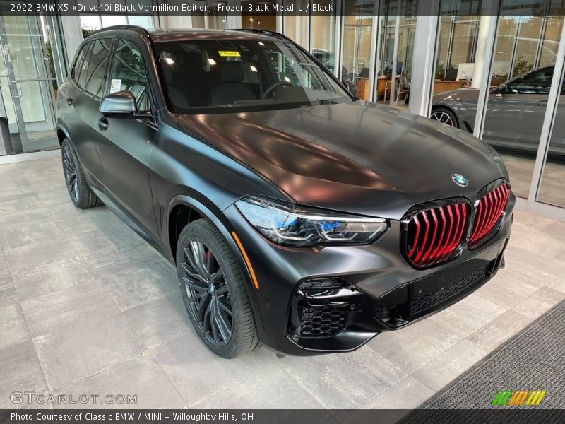 Front 3/4 View of 2022 X5 xDrive40i Black Vermillion Edition