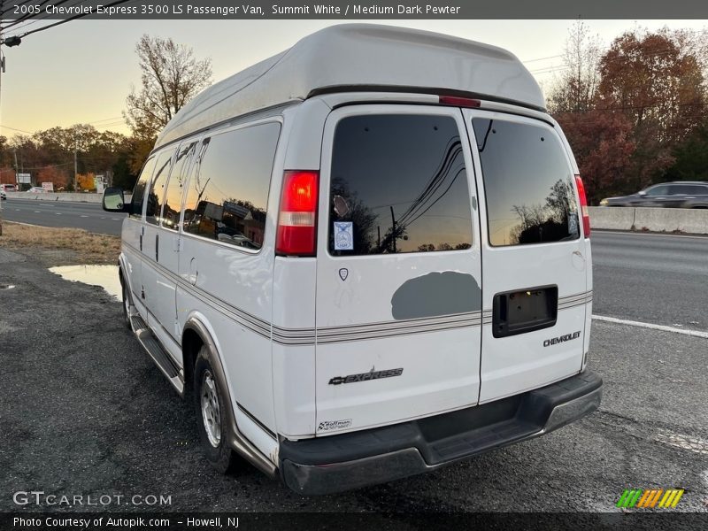 Summit White / Medium Dark Pewter 2005 Chevrolet Express 3500 LS Passenger Van
