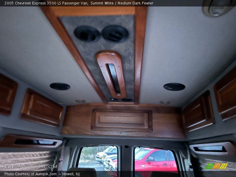 Summit White / Medium Dark Pewter 2005 Chevrolet Express 3500 LS Passenger Van