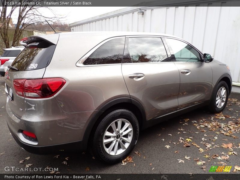 Titanium Silver / Satin Black 2019 Kia Sorento LX