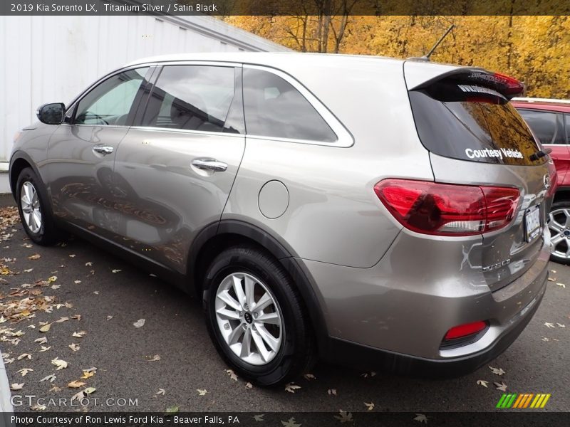 Titanium Silver / Satin Black 2019 Kia Sorento LX