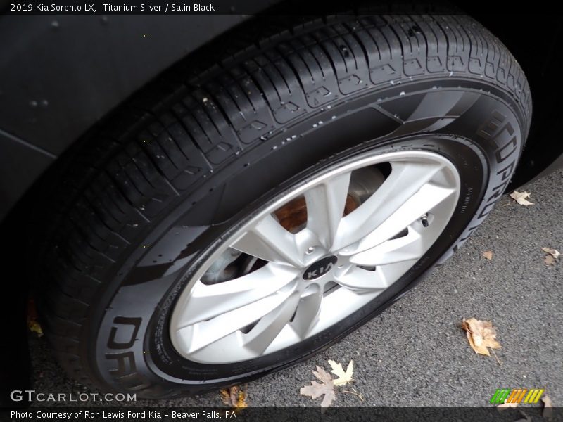 Titanium Silver / Satin Black 2019 Kia Sorento LX