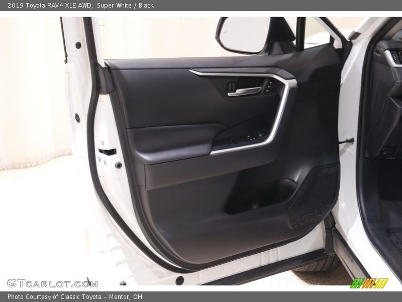 Super White / Black 2019 Toyota RAV4 XLE AWD