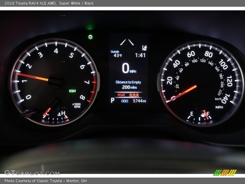 Super White / Black 2019 Toyota RAV4 XLE AWD