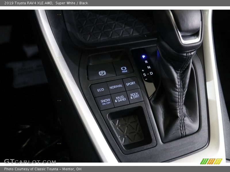 Super White / Black 2019 Toyota RAV4 XLE AWD