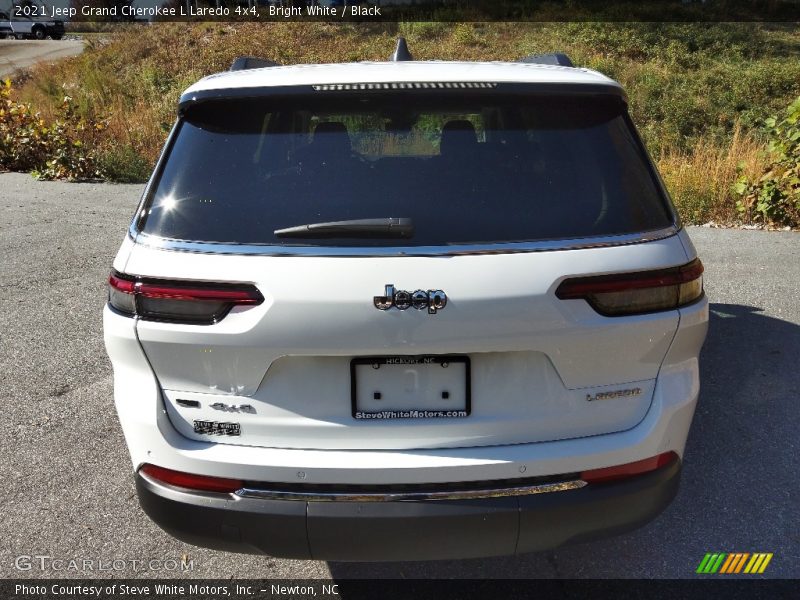 Bright White / Black 2021 Jeep Grand Cherokee L Laredo 4x4