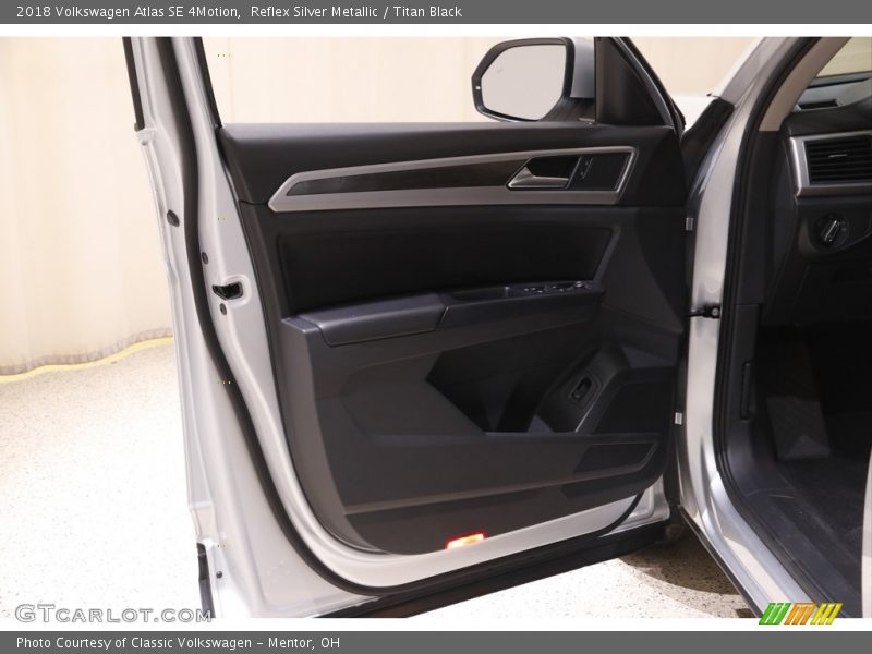 Reflex Silver Metallic / Titan Black 2018 Volkswagen Atlas SE 4Motion