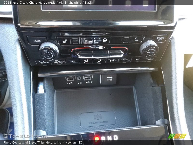 Bright White / Black 2021 Jeep Grand Cherokee L Laredo 4x4
