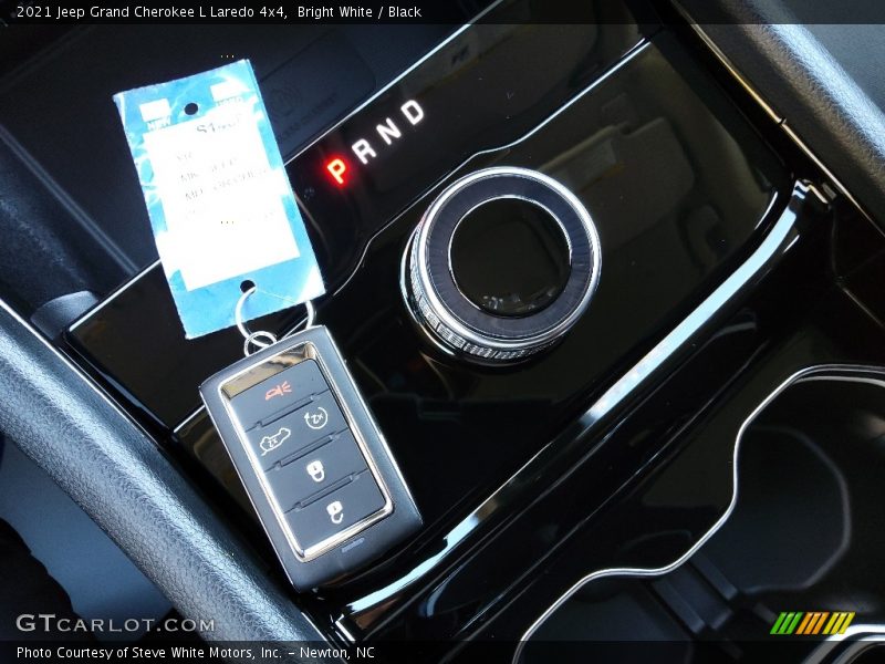 Bright White / Black 2021 Jeep Grand Cherokee L Laredo 4x4
