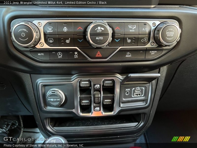 Controls of 2021 Wrangler Unlimited Willys 4x4