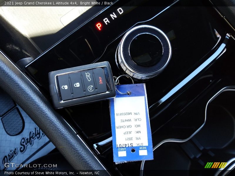 Bright White / Black 2021 Jeep Grand Cherokee L Altitude 4x4