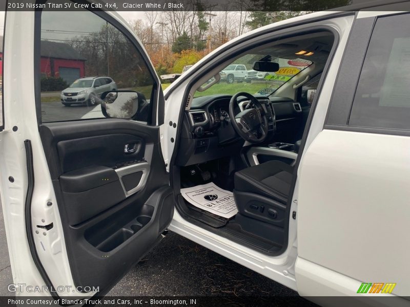 Glacier White / Black 2019 Nissan Titan SV Crew Cab 4x4