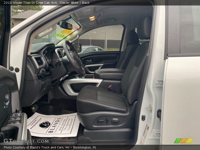 Glacier White / Black 2019 Nissan Titan SV Crew Cab 4x4