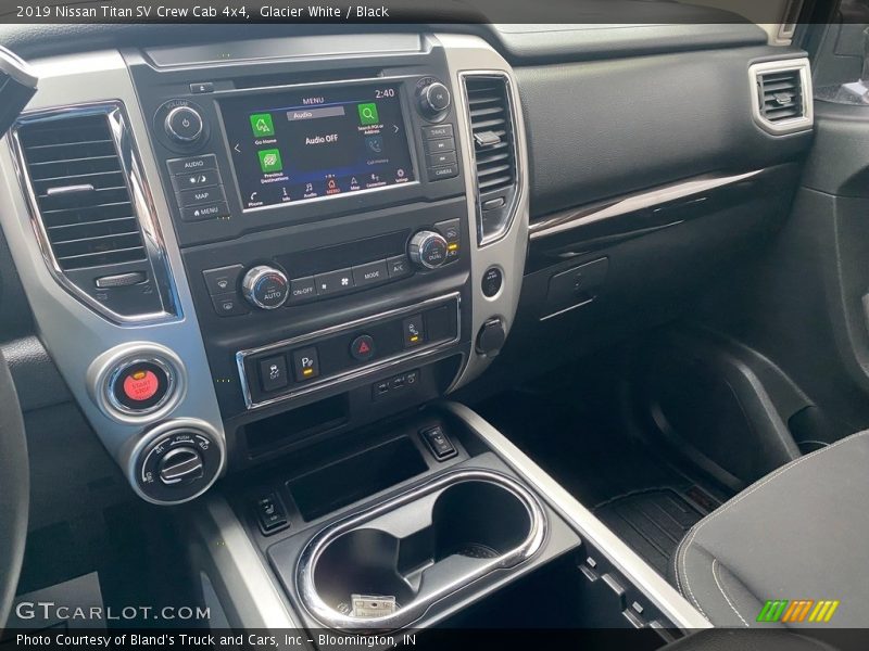 Glacier White / Black 2019 Nissan Titan SV Crew Cab 4x4