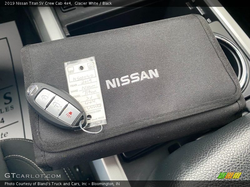 Glacier White / Black 2019 Nissan Titan SV Crew Cab 4x4