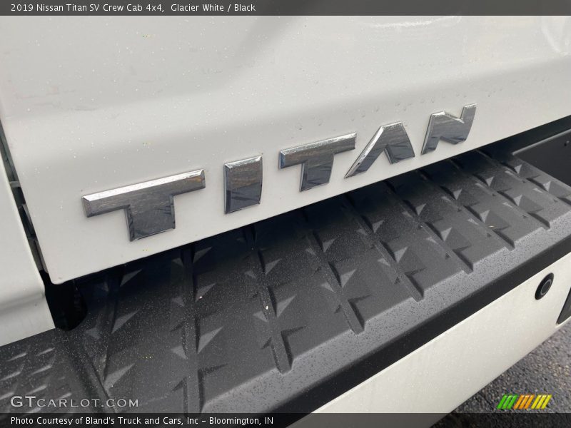 Glacier White / Black 2019 Nissan Titan SV Crew Cab 4x4