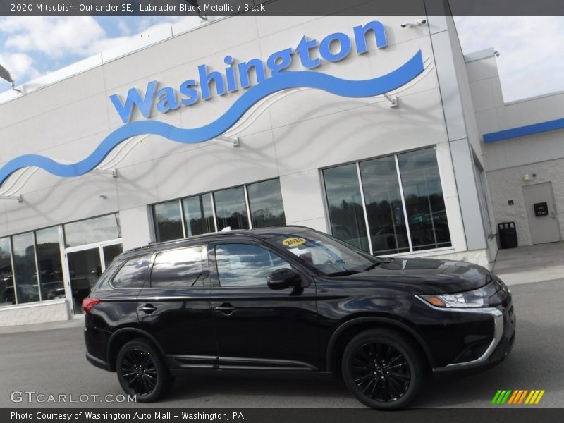 Labrador Black Metallic / Black 2020 Mitsubishi Outlander SE