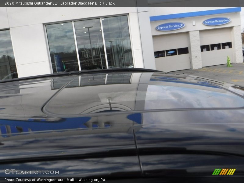 Labrador Black Metallic / Black 2020 Mitsubishi Outlander SE