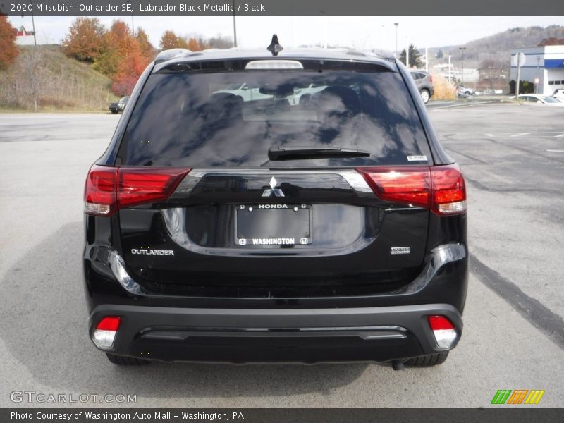 Labrador Black Metallic / Black 2020 Mitsubishi Outlander SE